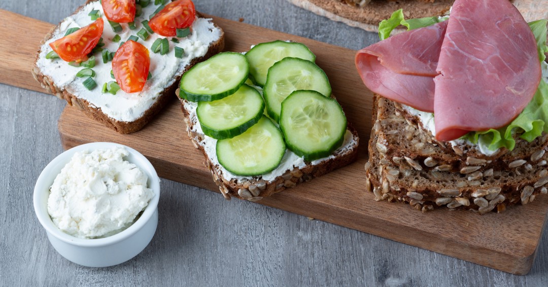 Rugbrød, grønt og pålæg dominerer (fortsat) frokostmåltidet
